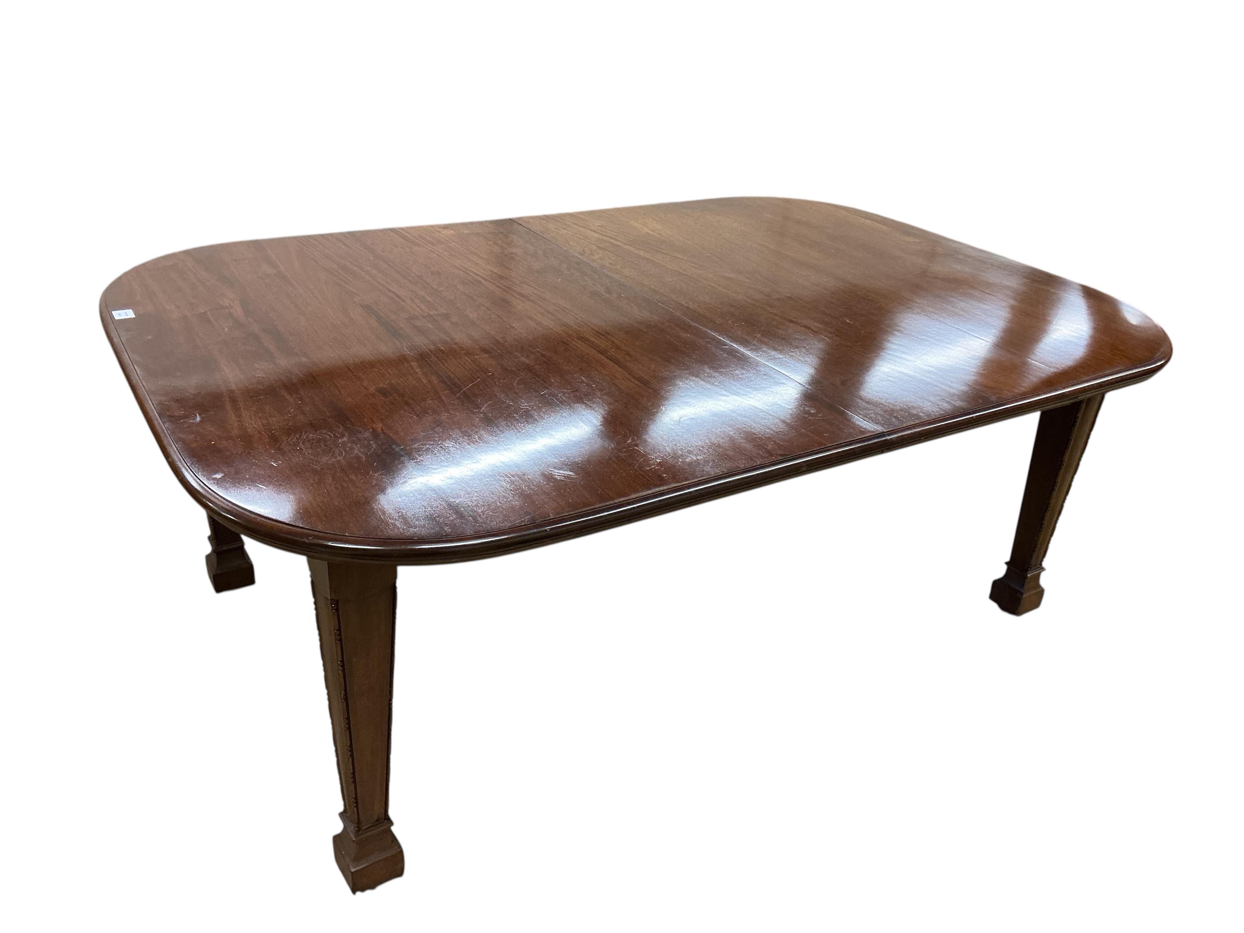An early 20th century mahogany extending dining table, 294cm extended, three spare leaves, depth 140cm, height 75cm